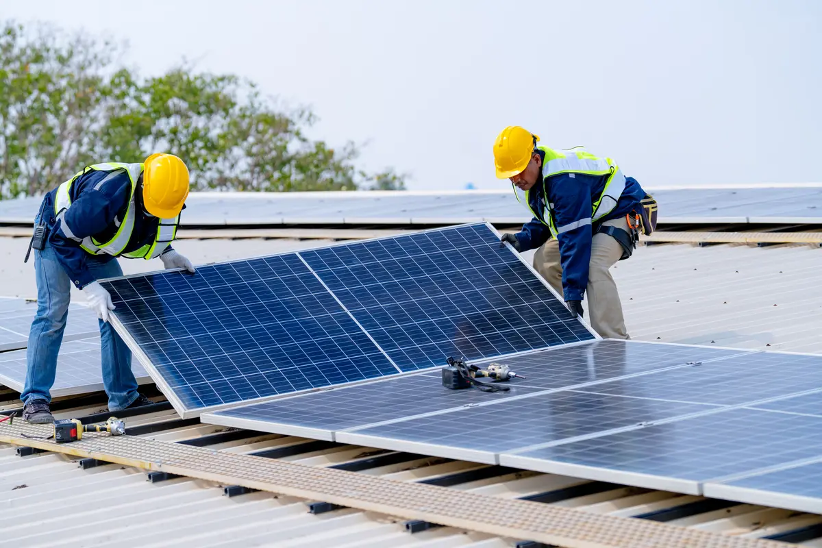 Equipo colocando paneles solares sobre una cubierta de Viladecans