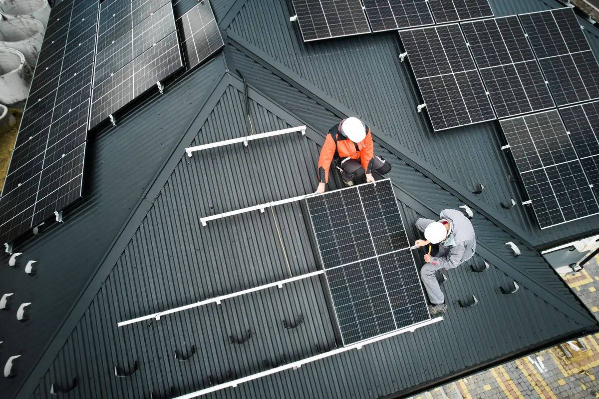 Operarios montando paneles solares en una vivienda cercana a Gavà