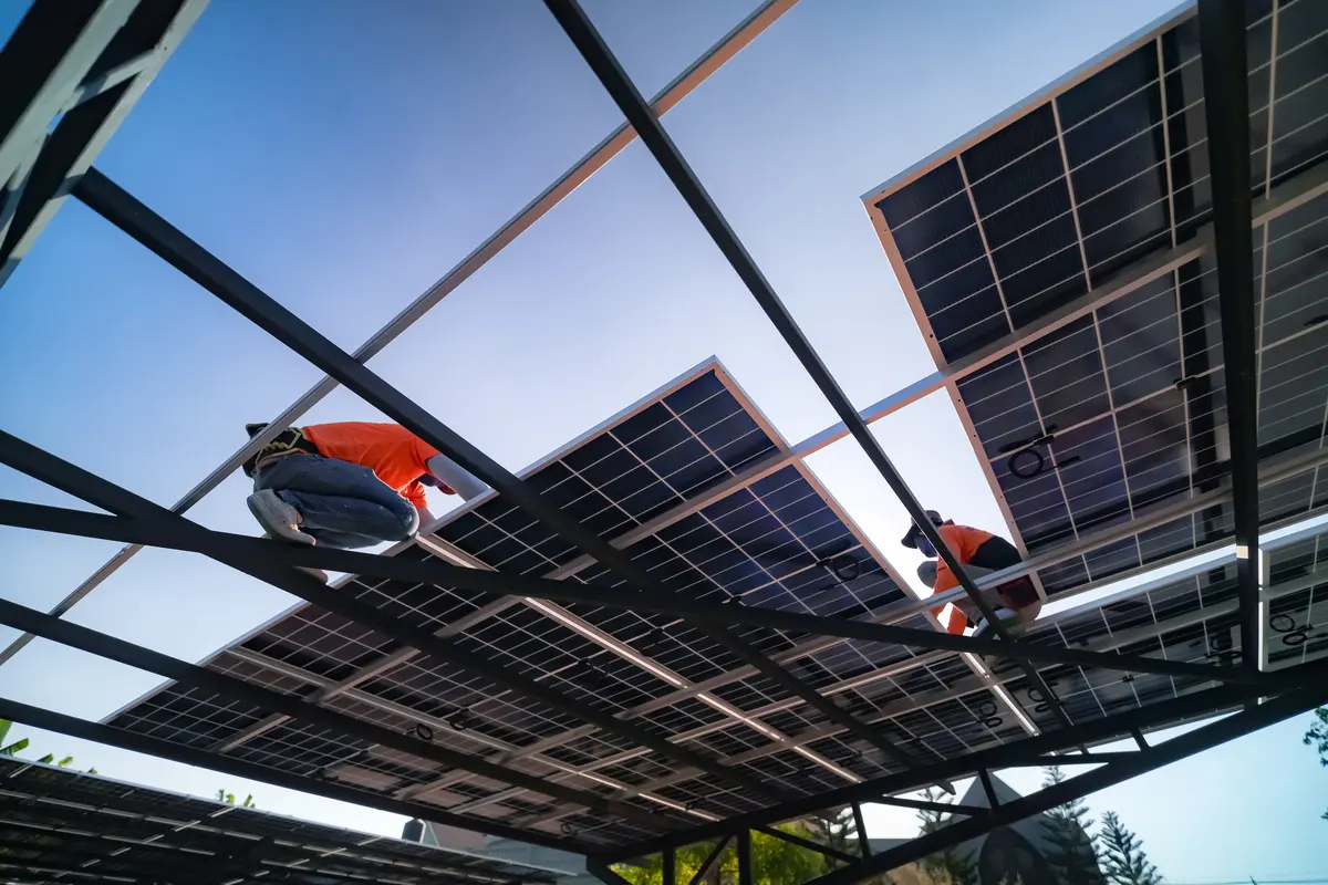 Marquesina con placas solares en una zona empresarial cercana a El Prat de Llobregat