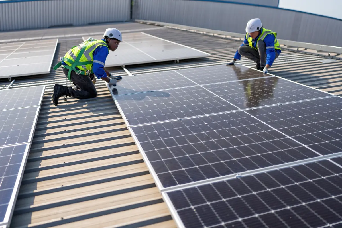 Placas solares recién instaladas en un tejado, referencia para calcular el precio en Viladecans